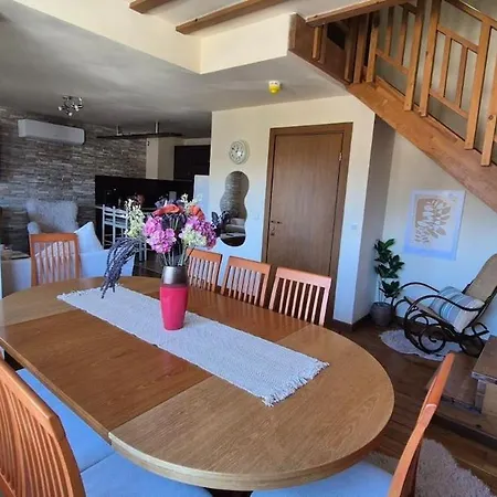 3 Bedroom Penthouse Only 700 Meters From Lift アパート